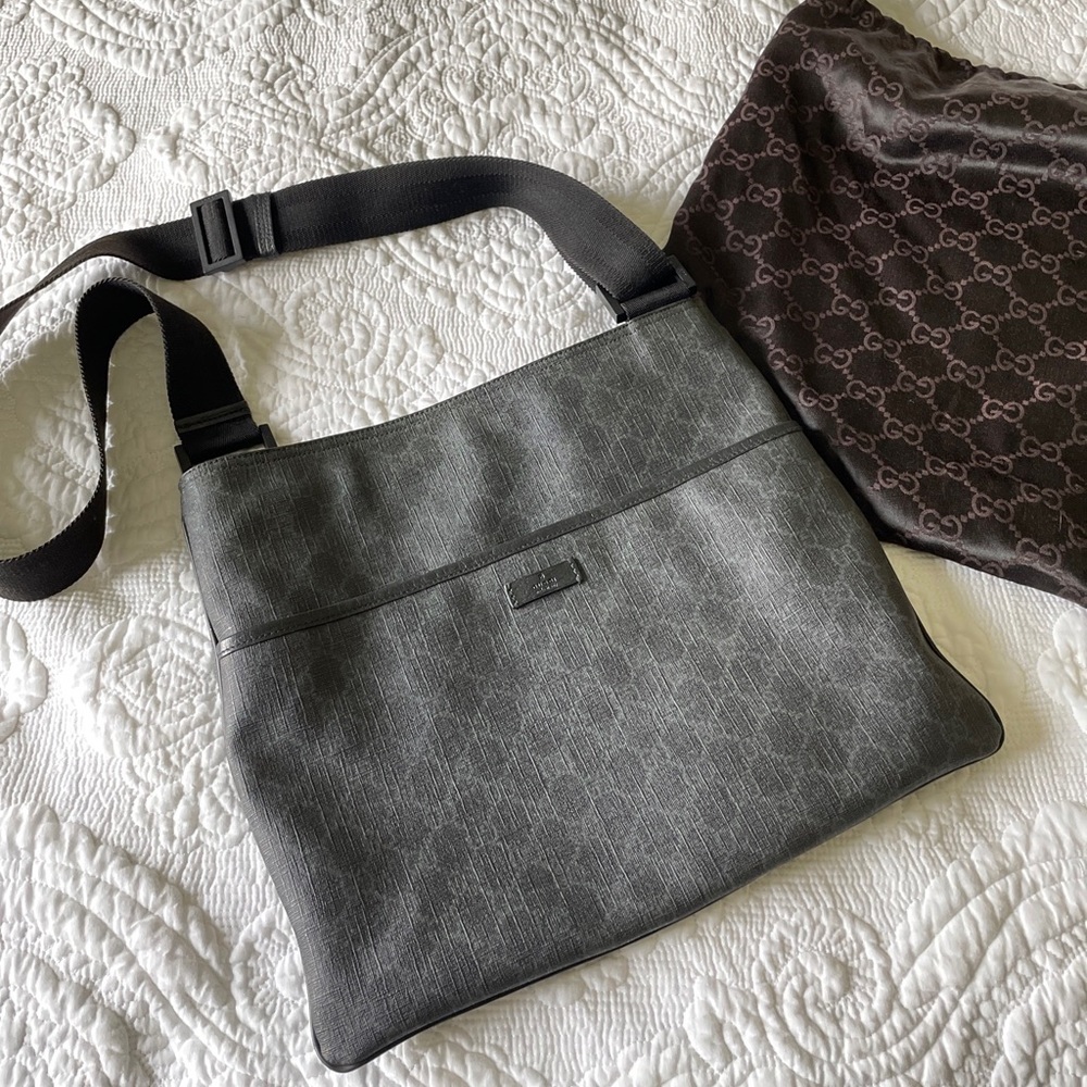Fabulous Authentic Gucci Black Grey Supreme GG Crossbody Messenger Bag a CLASSIC